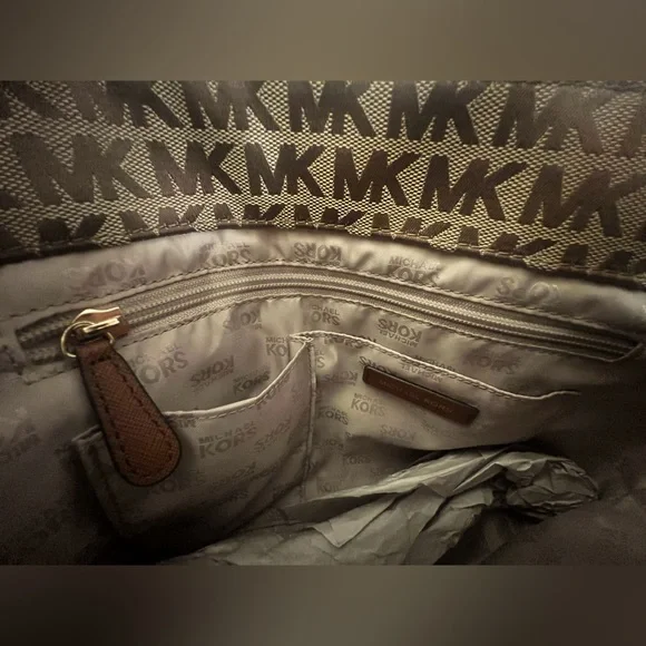 Michael Kors Jet Set MD PKT MF Tote - NWT - Picture 9 of 11